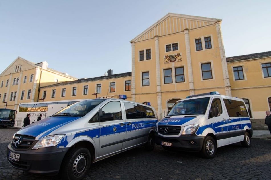 Am Bahnhof in Freiberg ist der Mann mit dem Messer ausgestiegen.