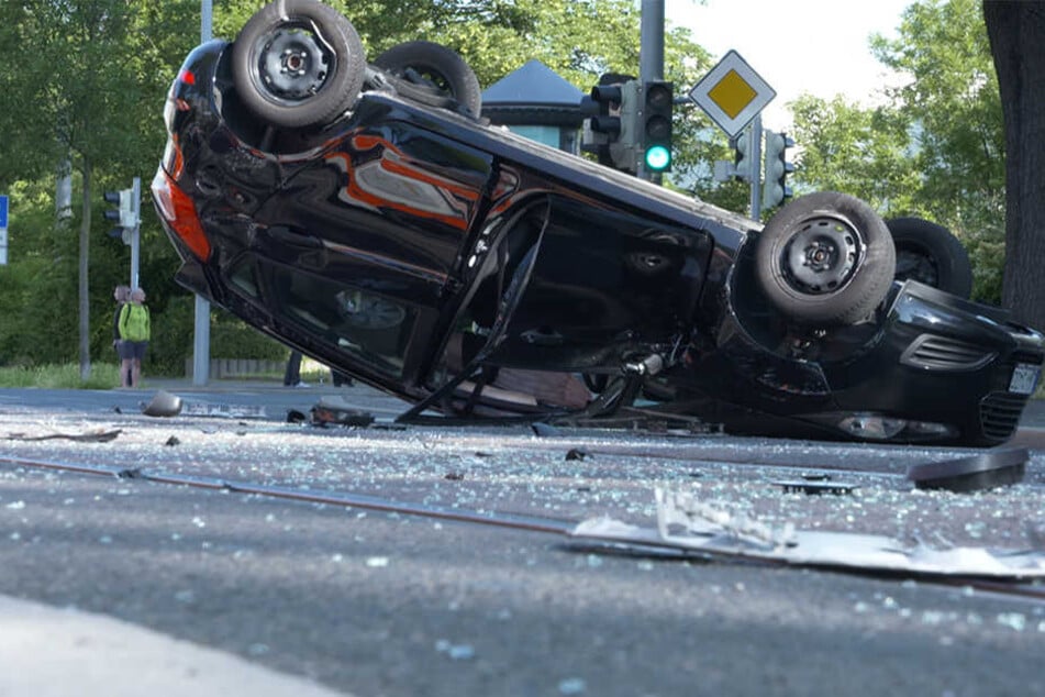 Durch den Aufprall überschlug sich der Ford Fiesta, der Fahrer musste ins Krankenhaus gebracht werden.