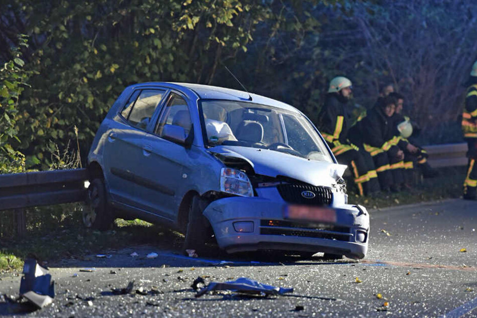 Die Kia-Fahrerin wurde eingeklemmt und musste aus dem Wrack befreit werden.