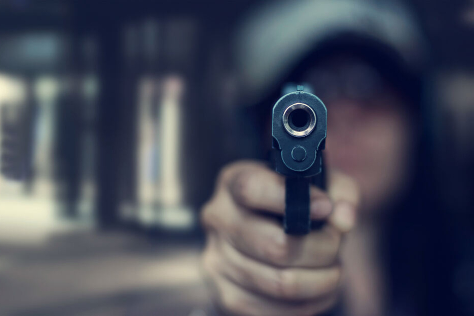 Der Täter war mit einer schwarzen Pistole bewaffnet (Symbolbild).