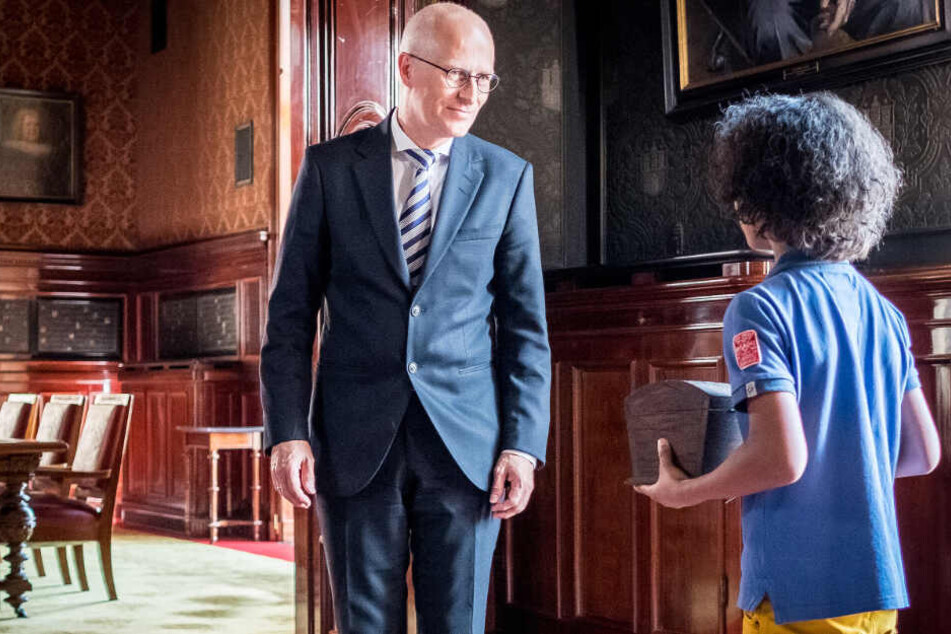 Bürgermeister Peter Tschentscher hat in der Jubiläumsfolge einen kurzen Auftritt.