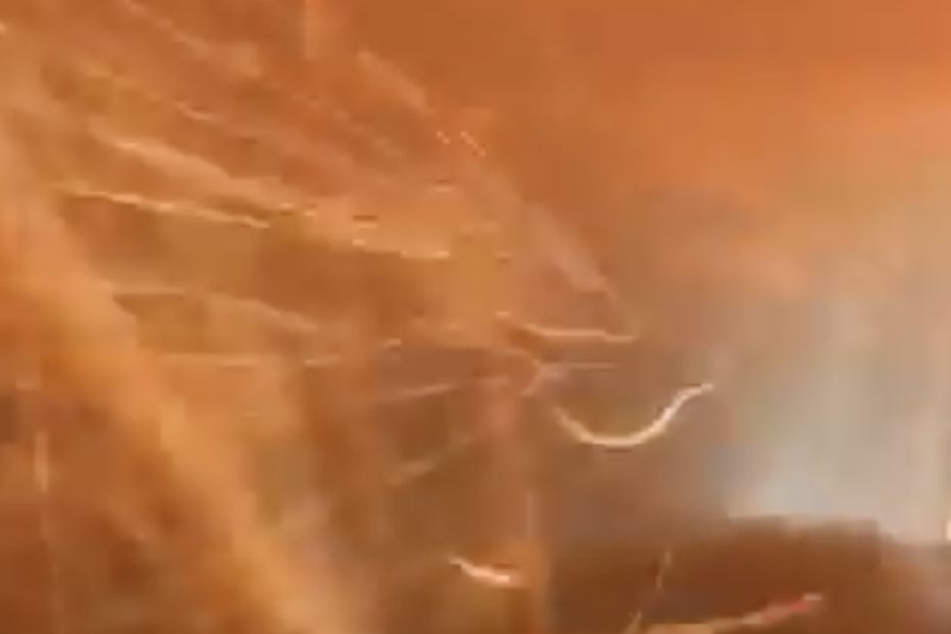 Nur noch Funken und dichter Nebel sind aus der Windschutzscheibe zu sehen.