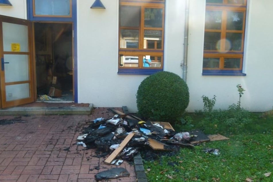 Die Polizei
sucht ein junges Pärchen, das Hinweise auf das Feuer in der Grundschule
Minderheide geben könnte.