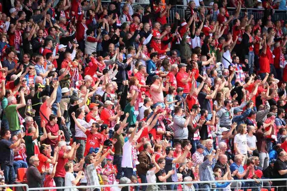 Da jubeln die Fans: Der BVB kommt nach Zwickau.