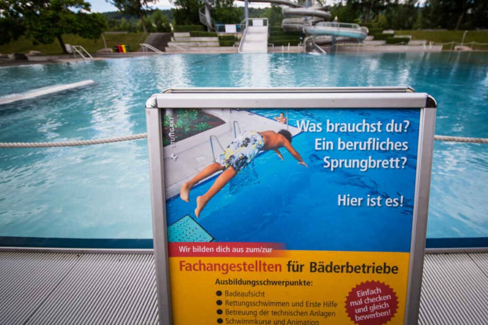 Im Stuttgarter Inselbad weist ein Schild auf freie Ausbildungsplätze hin.