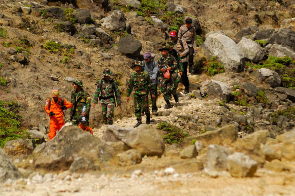 Ein Einsatzteam sucht auf dem Vulkan Sibayak auf Sumatra nach einem vermissten deutschen Touristen.
