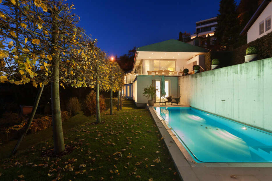 Die 79-Jährige soll ohne Fremdeinwirkung in den Pool ihrer Villa gestürzt sein (Symbolbild).