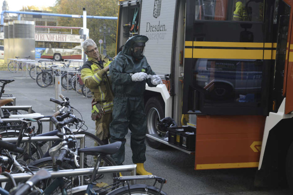 Mit Spezialanzug betrat ein Feuerwehrmann den Landtag.