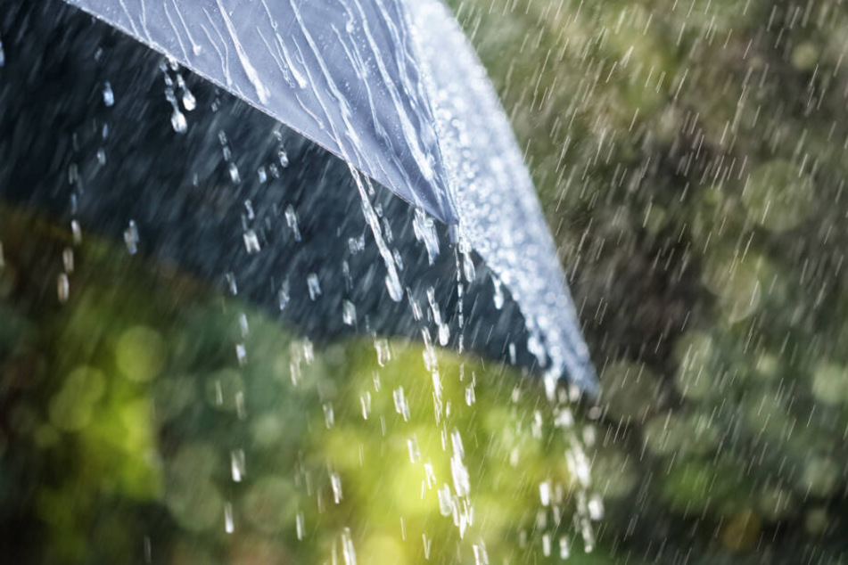 Trotz Gewitter soll es warm bleiben (Symbolfoto).