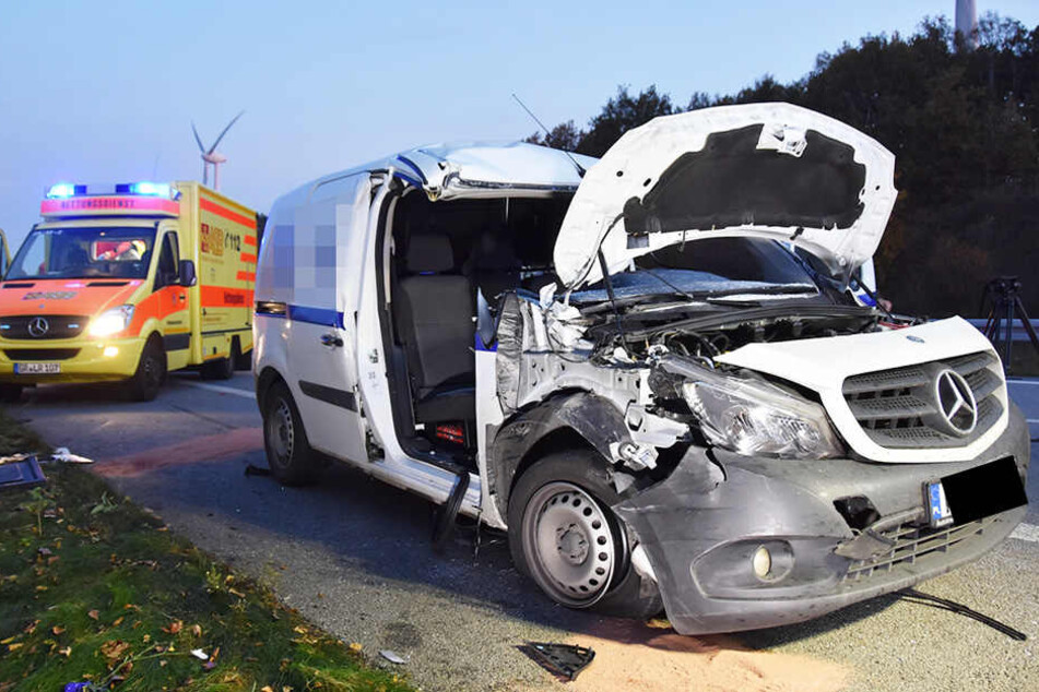 Der Beifahrer wurde im Mercedes eingeklemmt und schwer verletzt.