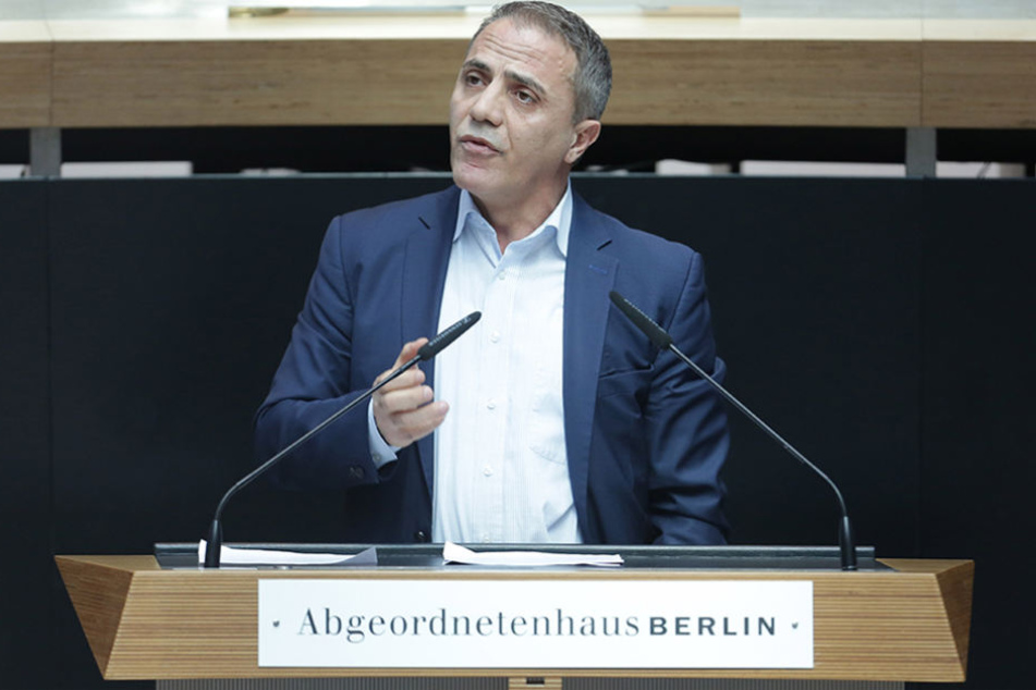 Aufgrund des Angriffs fehlte er am Montag im Kulturausschuss, dem er als Abgeordneter angehört.