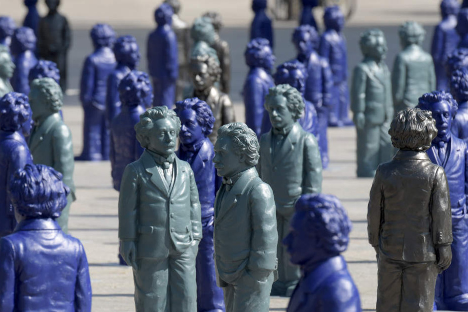 Auf dem Münsterplatz stehen Miniaturdarstellungen von Albert Einstein. Die 500 jeweils knapp einen Meter großen Einstein-Figuren sollen mehrere Wochen lang den Ulmer Münsterplatz bevölkern.