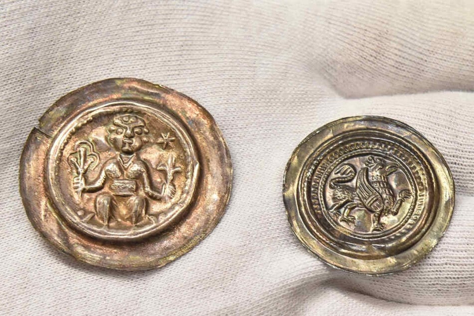Münze (mit Figur, links) Bracket von 1197- 1221 von Dietrich Mkf. v. Meißen; Münze rechts: Bracket von Friedrich II, Graf von Brehna.