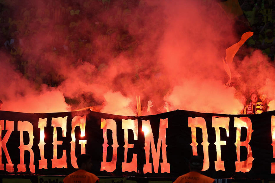 DFB-Pokal: Borussia Dortmund Fans zünden während des Spiels gegen Eintracht Frankfurt hinter einem Transparent mit der Aufschrift "Krieg dem DFB".