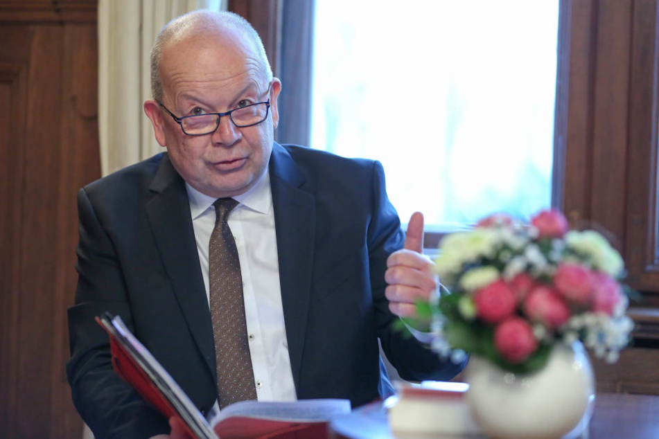 Standesamtschef Frank Neubert (63) stellte am Freitag die Jahresbilanz seines Amtes vor.