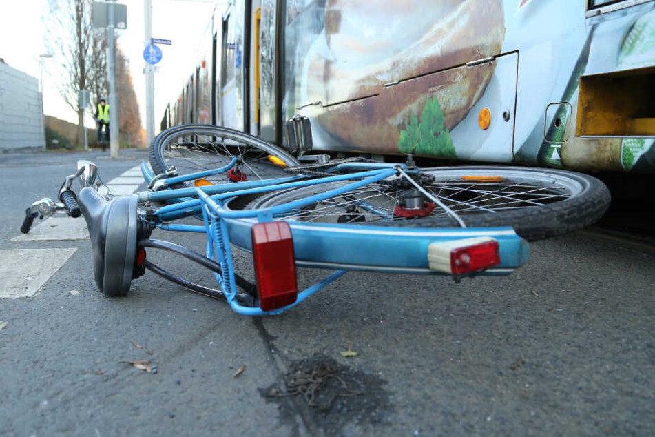 Der Radfahrer wurde so schwer verletzt, dass er noch an der Unfallstelle verstarb. (Symbolbild)