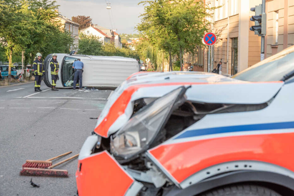 Die Rettungskräfte waren auf dem Weg zu einem Einsatz gewesen, als der Unfall passierte.