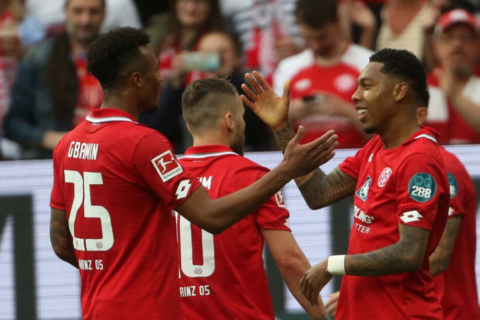 Boetius (rechts im Bild) jubelt mit seinen Kollegen über das zwischenzeitliche 2:2, am Ende drehten die Mainzer das Spiel komplett.