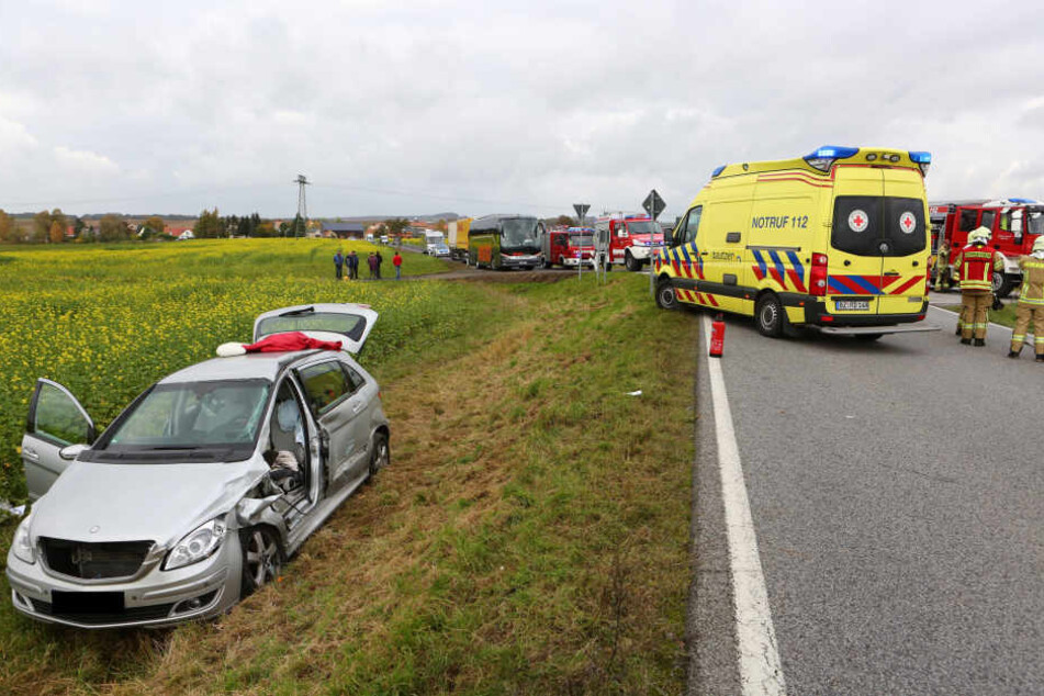 Durch den heftigen Aufprall wurde der Mercedes in ein angrenzendes Feld geschleudert.