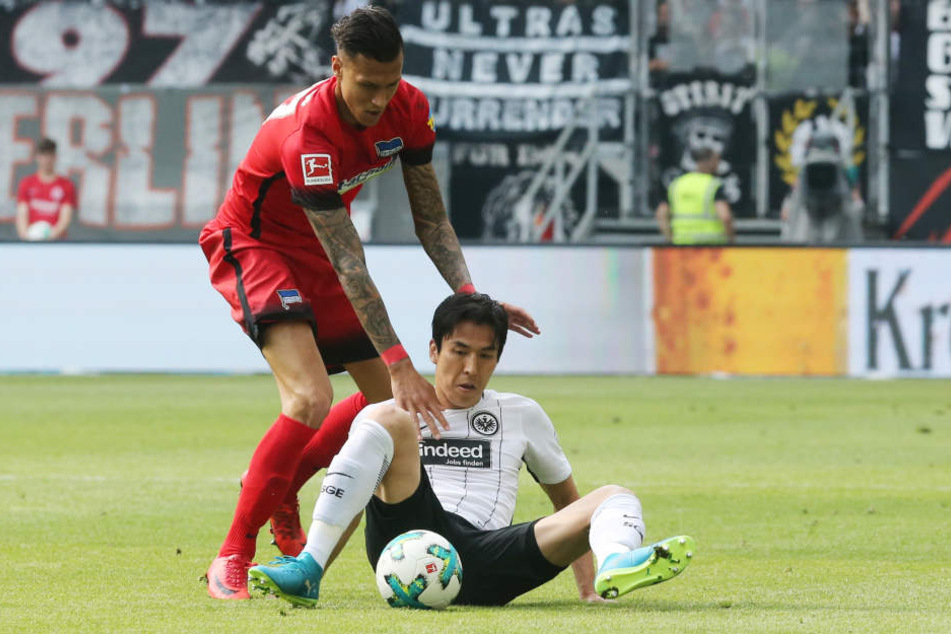 Makoto Hasebe (sitzend) leistete sich gegen die Hertha einen Aussetzer.
