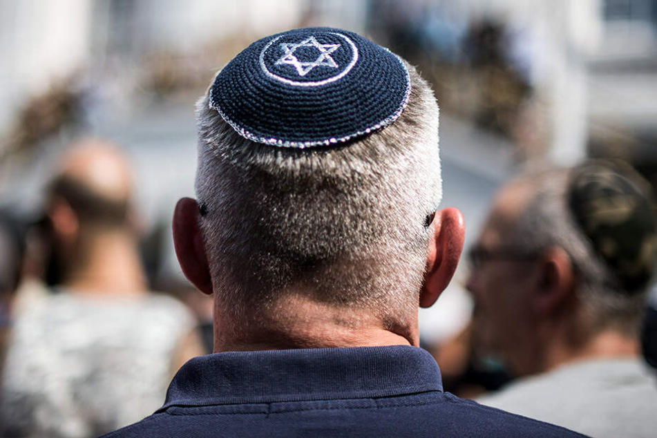 In Bonn demonstriert ein Mann mit einer Kippa auf dem Kopf. Etwa jeder dritte EU-Bürger nimmt einer Studie zufolge einen Anstieg von Antisemitismus in seinem Land wahr.