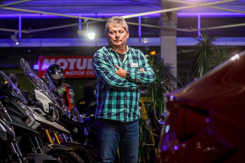 Autohändler Frank Säuberlich (55) ärgert sich über die Bomber-Fahrt mit seinem Wagen.