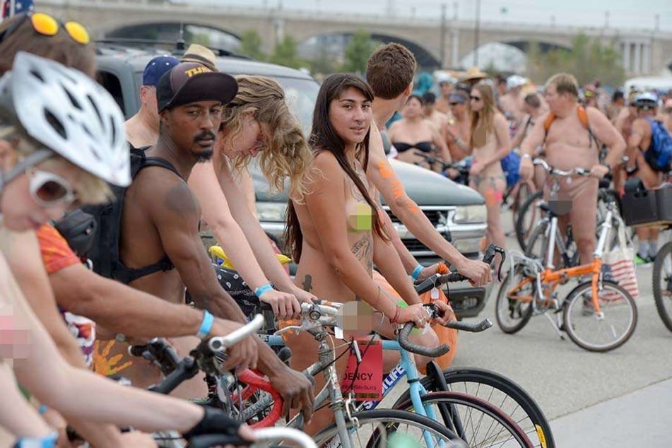 In Los Angeles gibt es bereits Nacktradel-Aktionen (Foto), in Leipzig untersagt das Ordnungsamt dagegen solche FKK-Fahrradtouren.