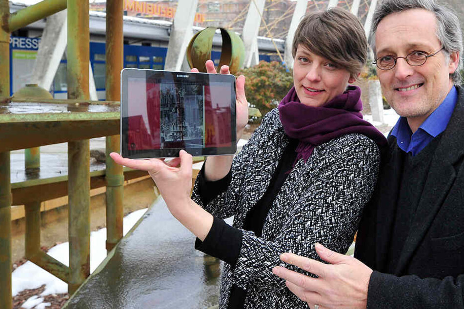 Stadtforscherin Katja Manz (38) und Industriemuseums-Chef Oliver Brehm (53) starten am Klapperbrunnen die neue App-Tour.
