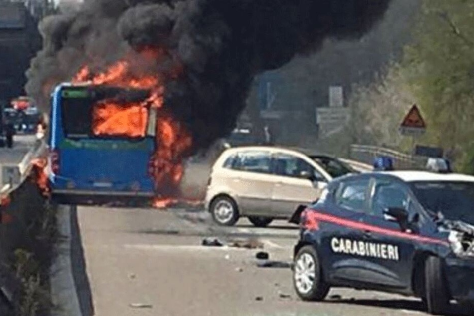 Ein Twitter-User postete dieses Foto des brennenden Schulbusses.