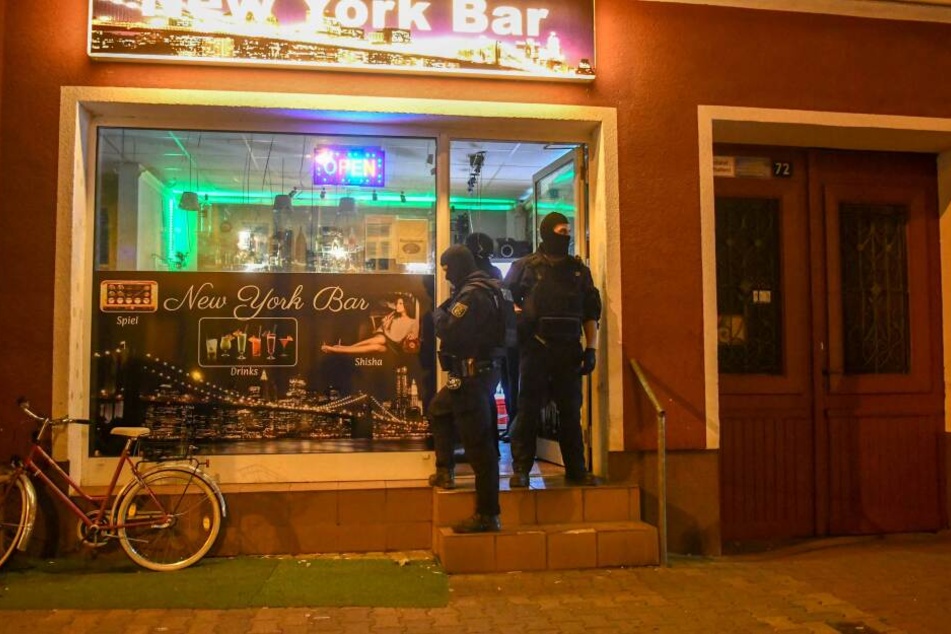 In Magdeburg haben am Donnerstag Zoll und Ordnungsamt Kontrollen in acht Shisha-Bars durchgeführt.