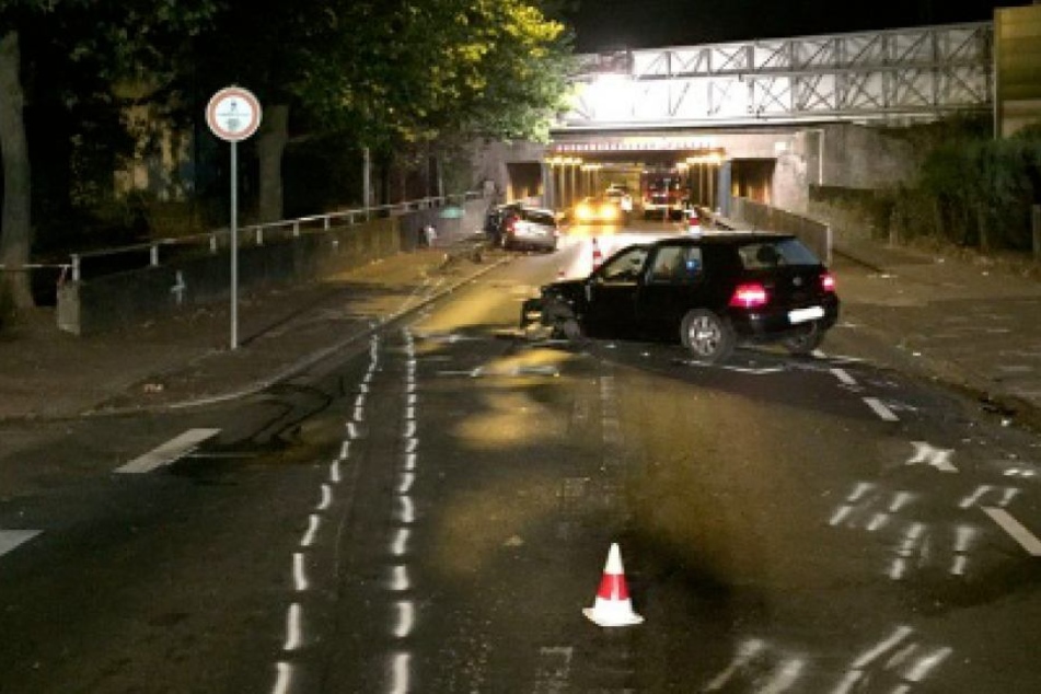 Ein Mann ist bei einem Autounfall in Nienburg in Niedersachsen von einem Geländerteil durchbohrt und getötet worden.