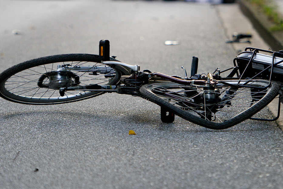 Die 18-jährige Radlerin erlitt durch den Sturz schwere Kopfverletzungen. (Symbolbild).