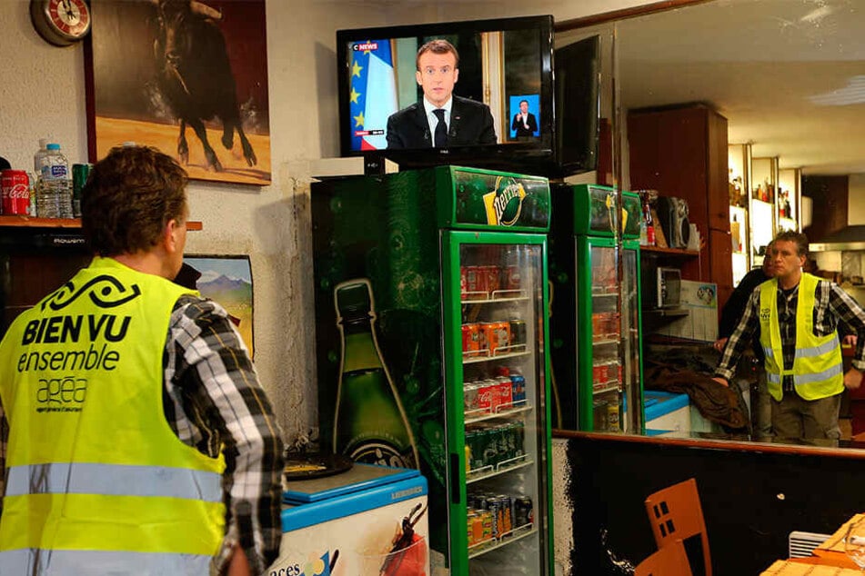 Yohann Piedagnel aus Hendaye beobachtet den französischen Präsidenten Emmanuel Macron während einer Fernsehansprache an die Nation.
