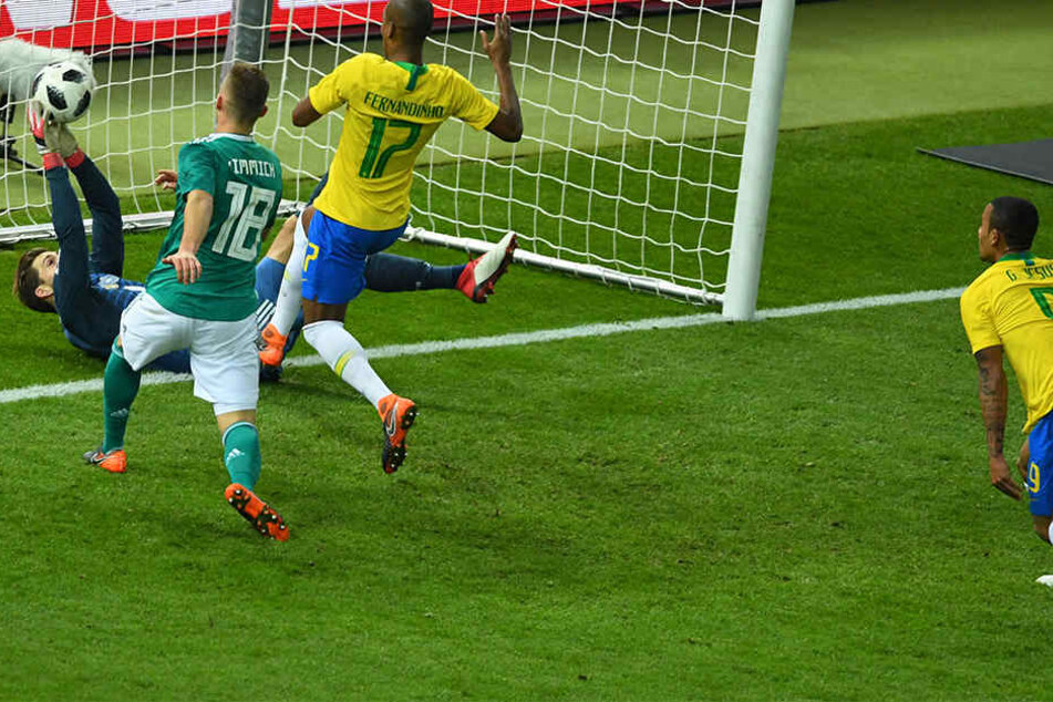 Gabriel Jesus (rechts) trifft per Kopf zum Tor des Tages.