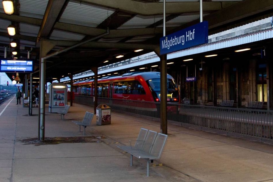 Ein Fünfjähriger wurde versehentlich am Magdeburger Hauptbahnhof zurückgelassen.