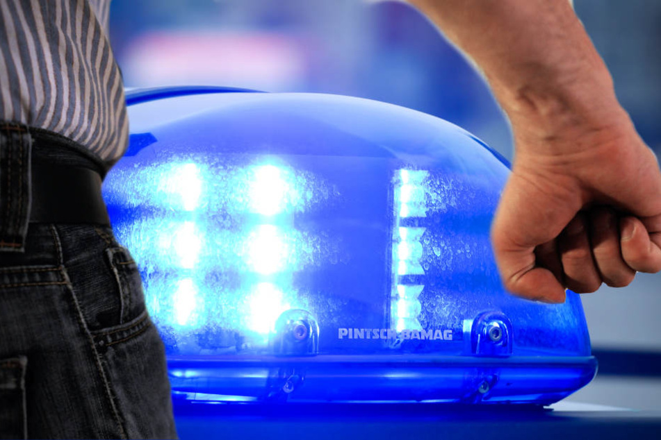 Die Polizei fahndet nach drei gewalttätigen Räubern (Symbolbild)