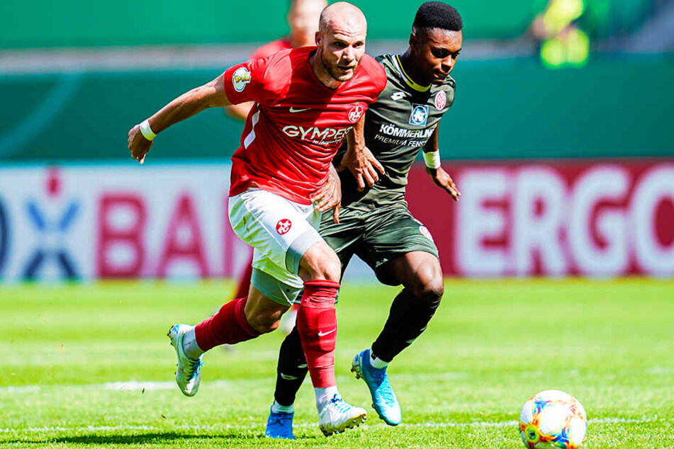 Manfred Starke (l.) setzte sich nicht nur in diesem Zweikampf gegen den Mainzer Ridle Baku durch, sondern traf auch noch zum 1:0 für den 1. FC Kaiserslautern.