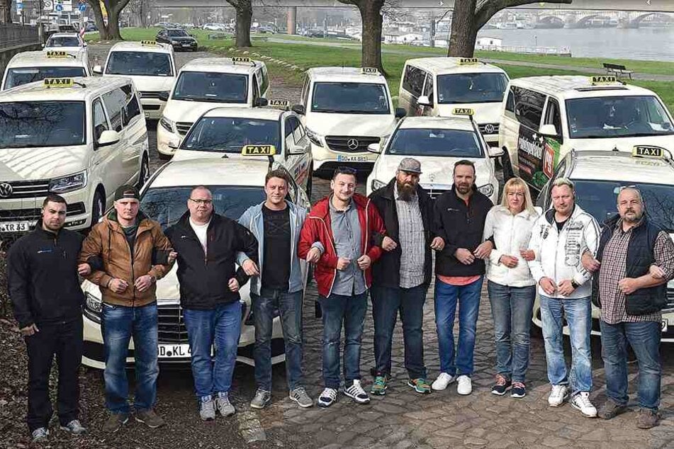 Einigkeit macht stark: Dresdner Taxifahrer haben schon mal zur Probe Aufstellung genommen. In der Mitte im roten T-Shirt steht Organisator Alex Noack (42).