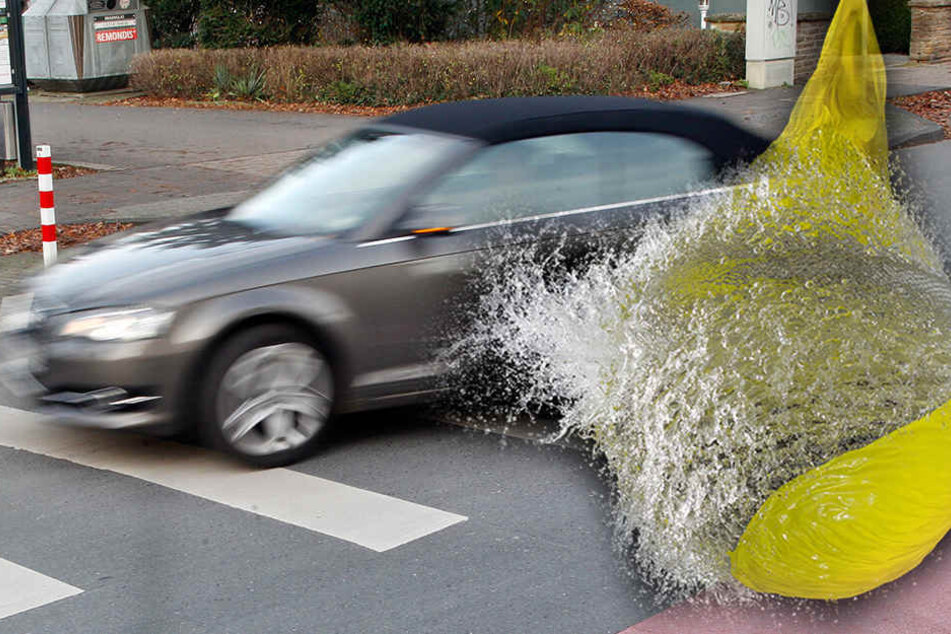 Fünf Kinder warfen von einer Wohnung aus Wasserbomben auf Auto und Motorräder.