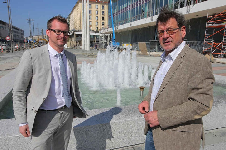 Baubürgermeister Raoul Schmidt-Lamontain (40, Grüne) und Amtsleiter Reinhard
Koettnitz (62) zeigen einen der neuen-alten Brunnen.