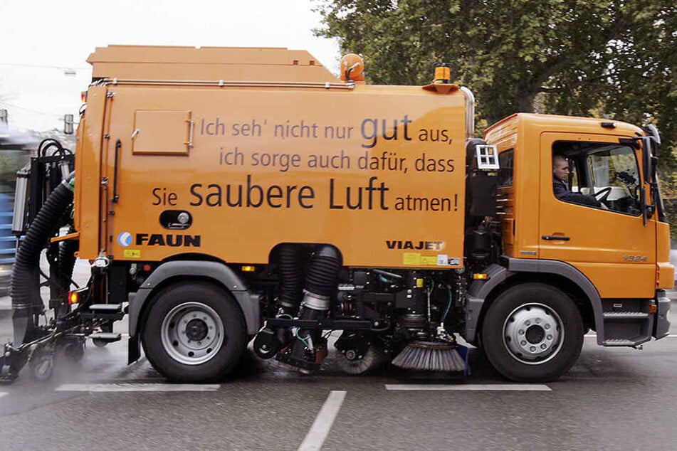 Eine missglückte Überhol-Aktion einer Kehrmaschine endete in Markranstädt mit einem Totalschaden.