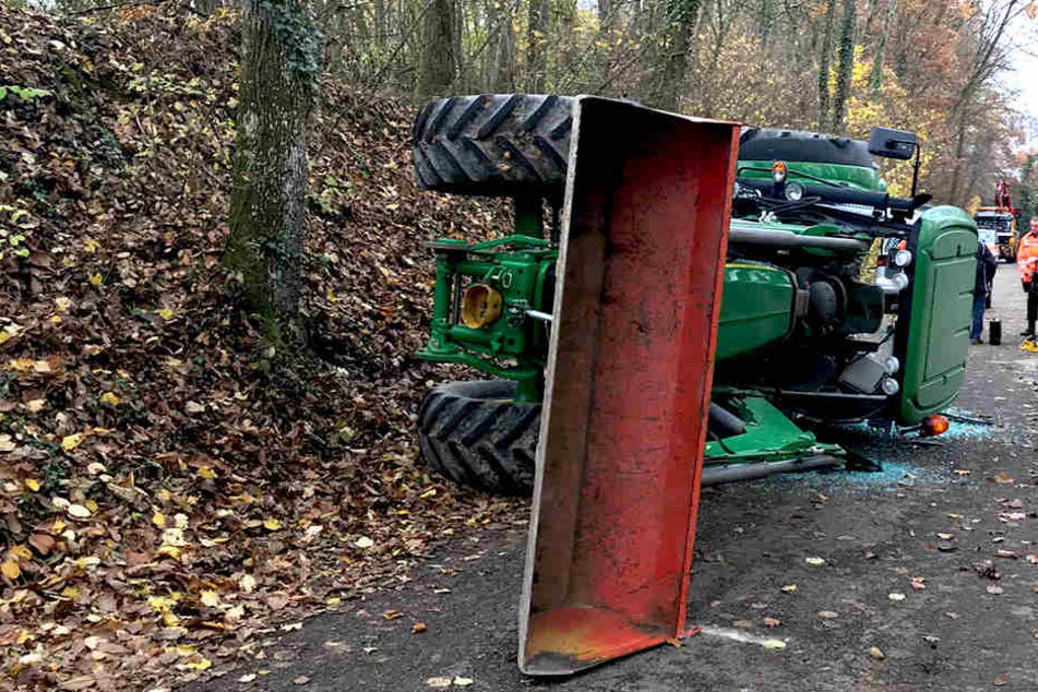 Auf einer Straße kippte das Fahrzeug zur Seite.