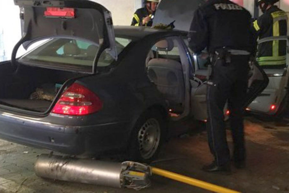 Der Fahrer der Mercedes E-Klasse wurde bei dem Unfall im Auto eingeklemmt und schwer verletzt.