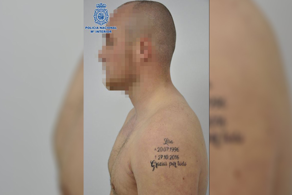 Dieses Tattoo lies sich der 22-Jährige stechen.