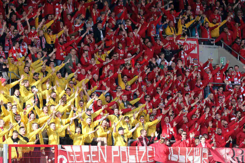 Die Zwickauer Fans wurden in Erfurt von zahlreichen Dynamo-Anhängern unterstützt.