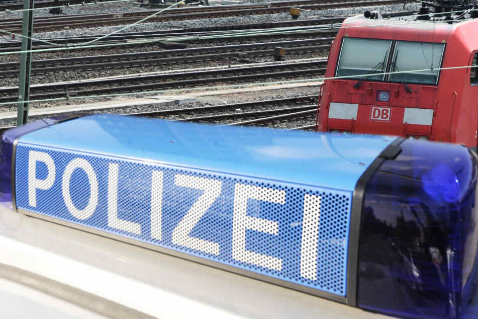 Polizei und Rettungskräfte räumten den Gießener Bahnhof vorübergehend.