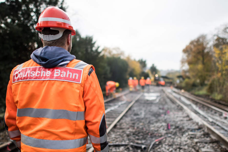 Ein Bauarbeiter der Deutschen Bahn bei der Arbeit. (Symbolbild)