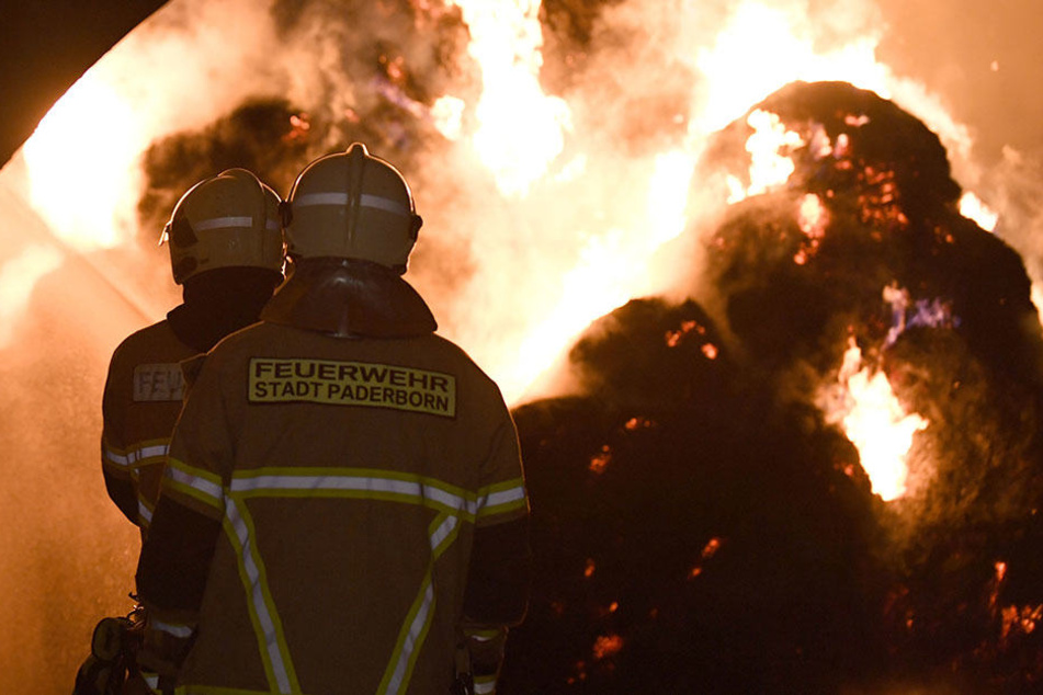 Die Feuerwehr Paderborn ist voraussichtlich noch bis zum Nachmittag damit beschäftigt, das Feuer zu löschen.
