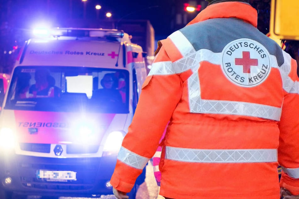 Der 21-Jährige wurde mit einem Rettungswagen in eine Klinik gebracht (Symbolbild).