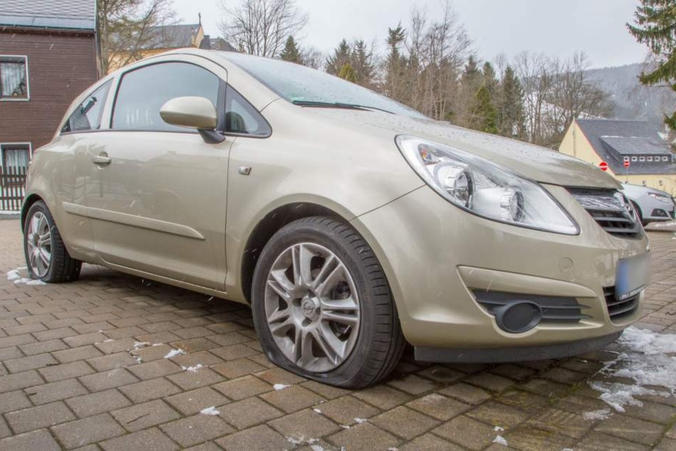 An dem Corsa wurden alle vier Reifen zerstochen.